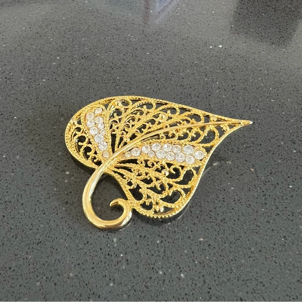 Vintage Gold Rhinestone Filagree Pin Brooch - Picture 6 of 14